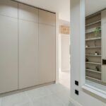 Najbardziej ergonomiczny układ zapewnia szafa w nowoczesnej stylizacji.